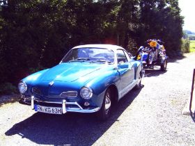 BADER Roland, Bermatingen, Karmann Ghia, BJ 1963, 4 Zyl, 34 PS, 1200 ccm mit Sandbahn-Gespann auf Anhänger.JPG